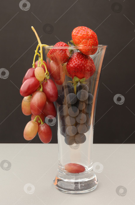 Скачать виноград и клубника в стеклянном бокале фотосток Ozero