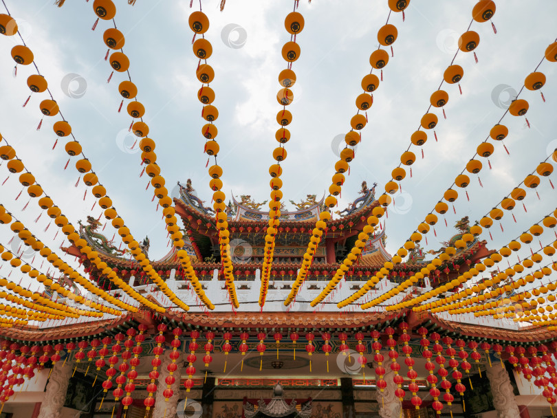 Скачать Разноцветные китайские фонарики на фоне храма, Куала-Лумпур, Малайзия фотосток Ozero