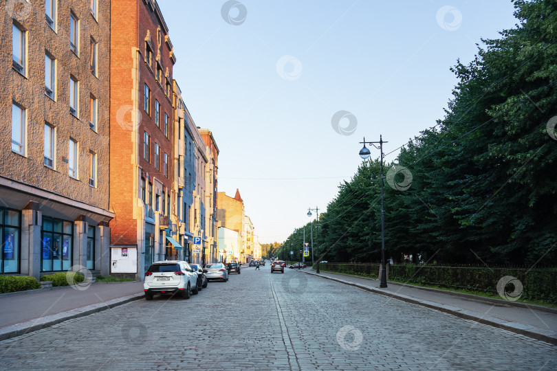 Скачать Городская улица летним вечером фотосток Ozero