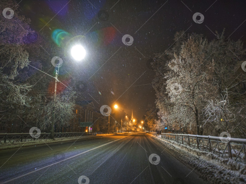 Скачать Пустынная улица ночного зимнего морозного городка фотосток Ozero