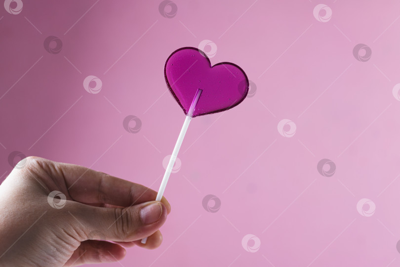Скачать Фиолетовый леденец на палочке в форме сердца фотосток Ozero