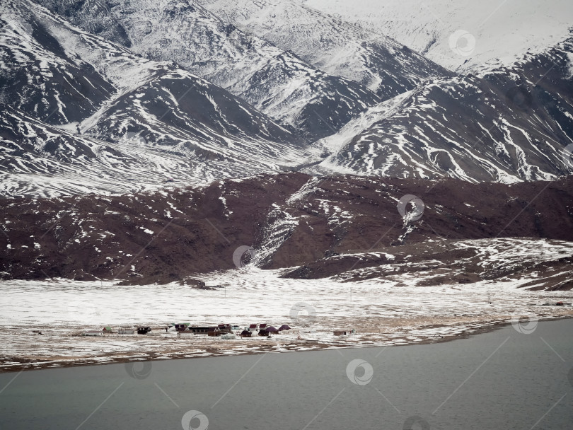 Скачать Заснеженный зимний пейзаж пастельных тонов. фотосток Ozero