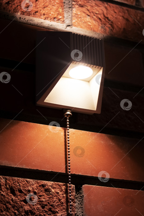 Скачать Современная лампа на стене из красного кирпича фотосток Ozero