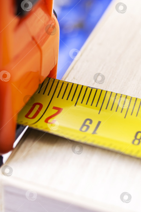 Скачать Измерьте деревянную доску строительной лентой фотосток Ozero