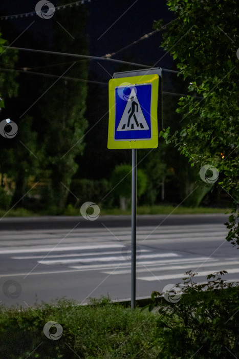 Скачать Дорожный знак "Пешеходный переход" фотосток Ozero