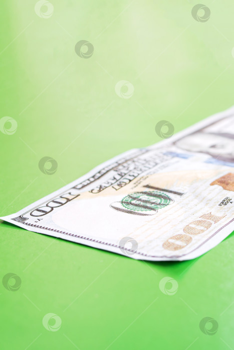 Скачать Банкнота в один доллар на зеленом фоне фотосток Ozero