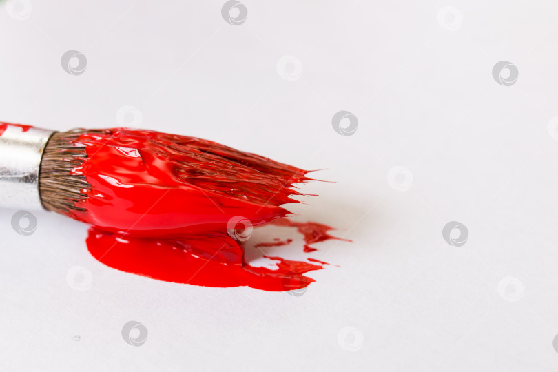 Скачать Нанесите кисточкой красную краску на лист бумаги фотосток Ozero
