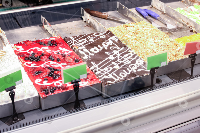 Скачать Яркие пирожные на витрине магазина крупным планом фотосток Ozero