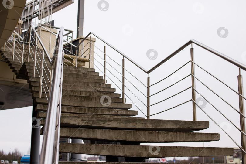 Скачать Лестница с металлическими перилами на фоне неба фотосток Ozero