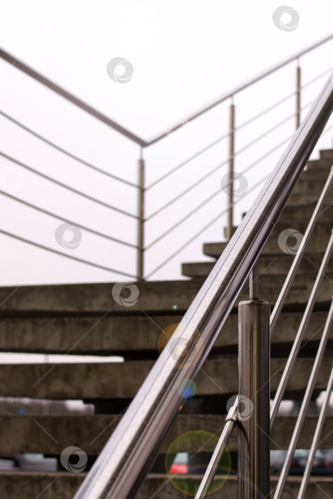Скачать Лестница с металлическими перилами на фоне неба фотосток Ozero