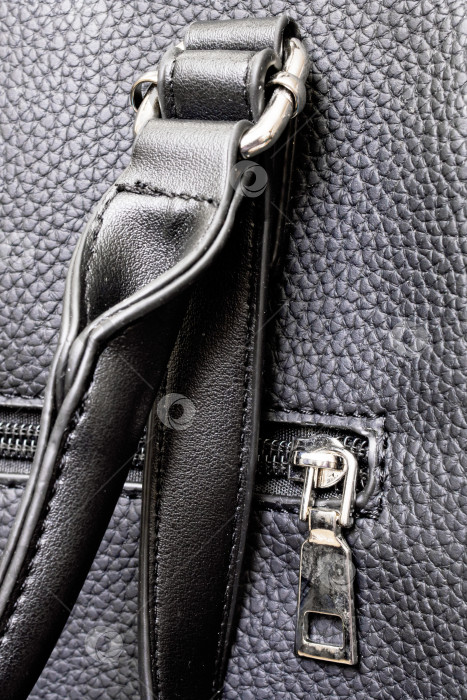Скачать Черная кожаная женская сумка с ручками крупным планом фотосток Ozero