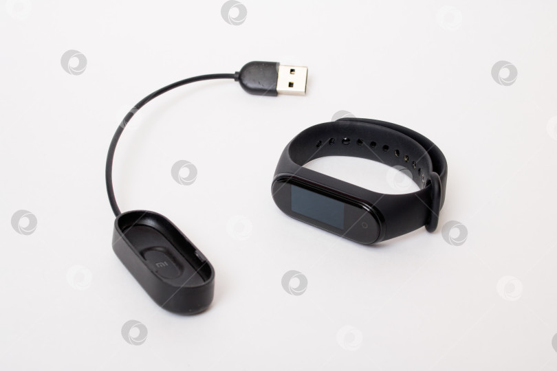 Скачать БЕЛАРУСЬ, НОВОПОЛОЦК - 24 ноября 2020 года: Xiaomi mi band 4 на белом фоне фотосток Ozero