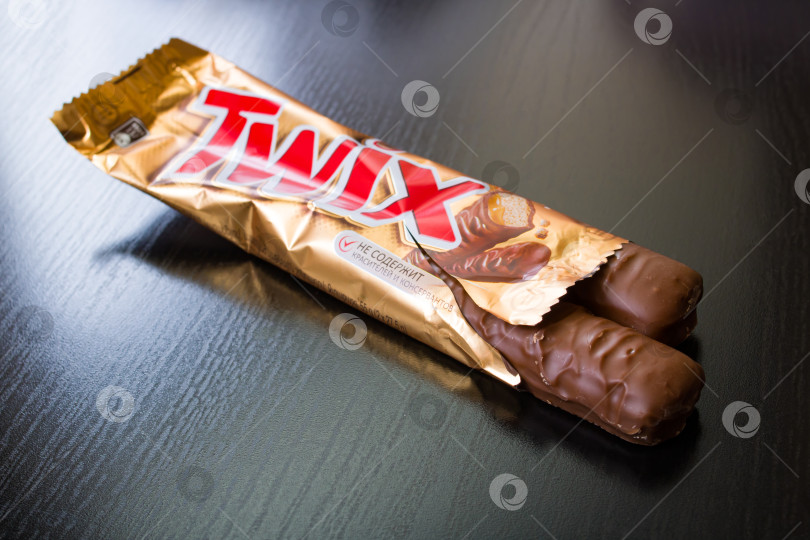 Скачать БЕЛАРУСЬ, НОВОПОЛОЦК - 02 ноября 2020 г.: Печенье Twix в упаковке фотосток Ozero