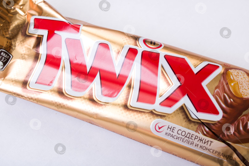 Скачать БЕЛАРУСЬ, НОВОПОЛОЦК - 02 ноября 2020 г.: Печенье Twix в упаковке фотосток Ozero