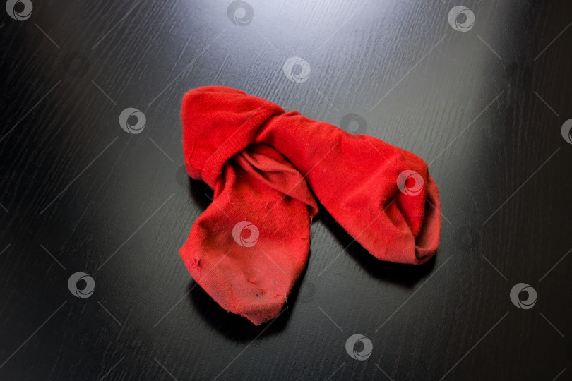 Скачать Грязные красные носки на деревянном столе фотосток Ozero