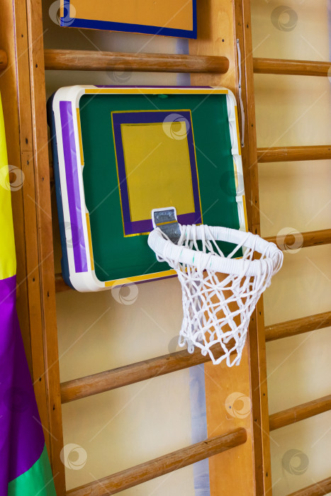 Скачать Баскетбольные кольца на стене в детском тренажерном зале фотосток Ozero