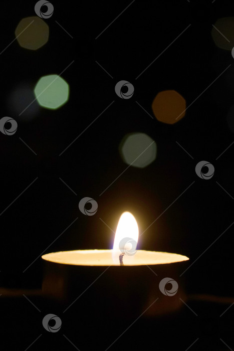 Скачать Горящая свеча на фоне ночных огней фотосток Ozero