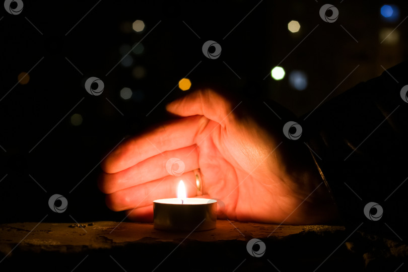 Скачать Ладонь закрывает свечу в темноте фотосток Ozero