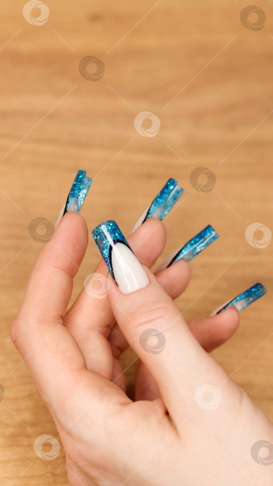 Скачать Креативный дизайн ногтей с голубым блеском фотосток Ozero