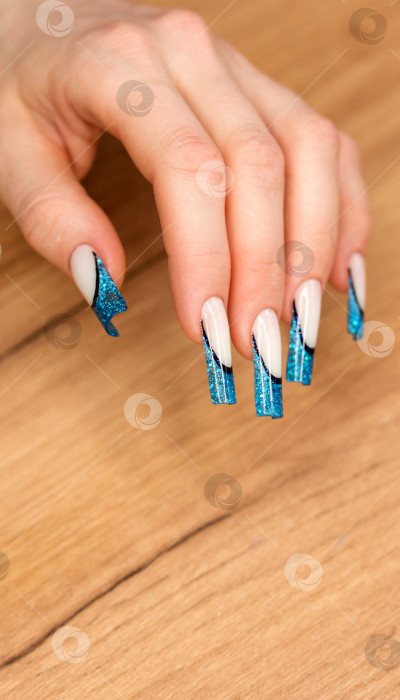 Скачать Элегантные белые ногти с голубыми блестящими кончиками фотосток Ozero