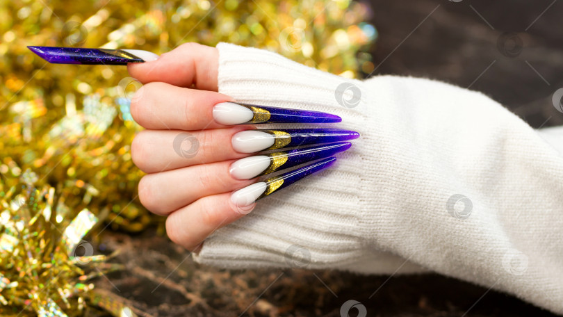 Скачать Роскошный дизайн ногтей с золотыми кончиками фотосток Ozero