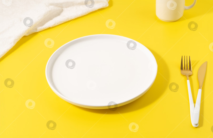 Скачать Пустая белая тарелка на желтом фоне фотосток Ozero