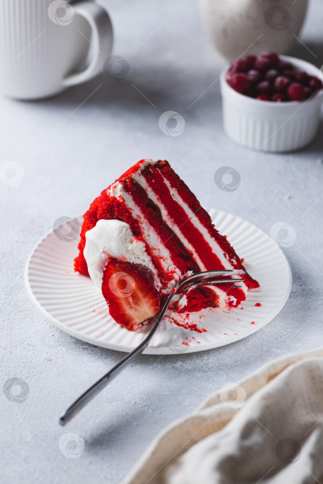 Скачать Кусочек торта "Красный бархат" на тарелке фотосток Ozero