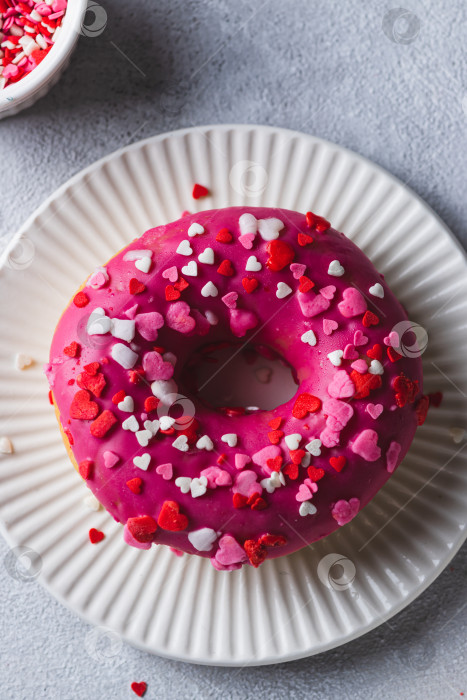 Скачать Розовый пончик с посыпкой в виде сердечек фотосток Ozero