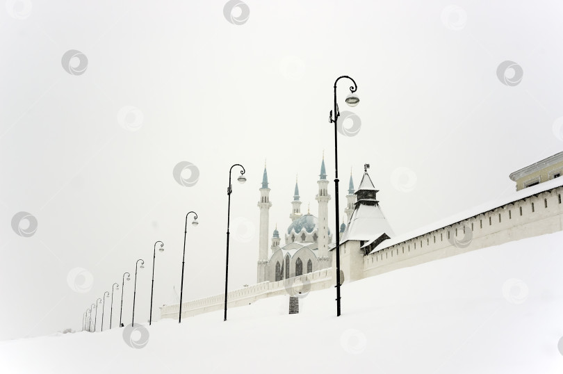 Скачать Казань, Татарстан, Россия – 6 февраля 2024:  Вид на Казанский Кремль со стороны площади Тысячелетия фотосток Ozero