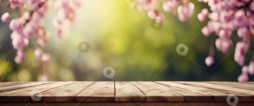 Скачать Пустой деревянный стол в парке цветов Сакуры на фоне садового боке в стиле кантри на открытом воздухе, макет шаблона для демонстрации продукта фотосток Ozero