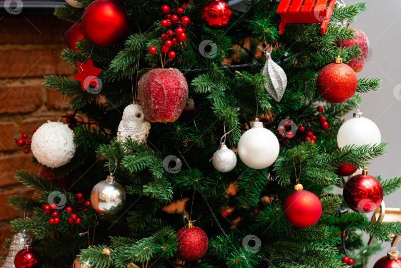 Скачать Праздничная рождественская елка с красными и белыми украшениями фотосток Ozero
