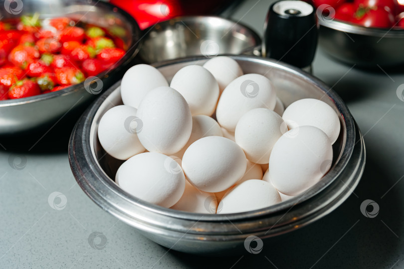 Скачать Миска свежих белых яиц, готовых к приготовлению фотосток Ozero