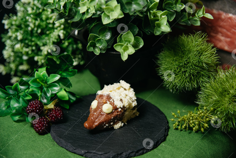 Скачать Пирог из печенья в форме ежика на грифельной тарелке фотосток Ozero
