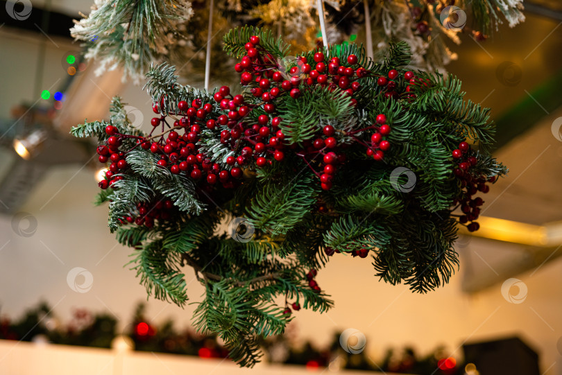 Скачать Праздничное рождественское украшение из остролиста и сосны фотосток Ozero