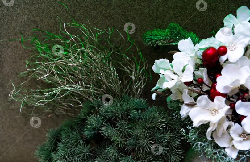 Скачать Зимняя цветочная композиция с сосной и ягодами фотосток Ozero