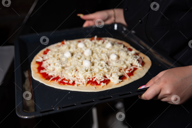 Скачать Домашняя пицца готова к запеканию в духовке фотосток Ozero