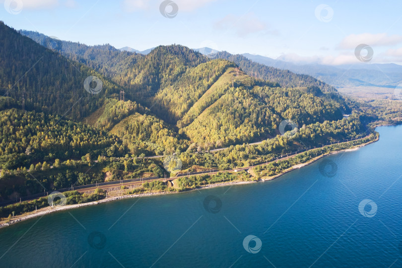 Скачать Прекрасный летний морской пейзаж с воздуха. Горы, лес, дорога фотосток Ozero