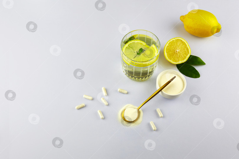 Скачать Протеиновый порошок с коллагеном и таблетки, стакан воды с лимоном. фотосток Ozero