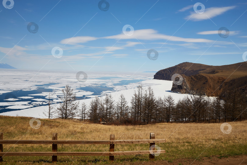 Скачать К северу от острова Ольхон весной, в солнечный теплый день. Прекрасный вид на горы, лиственничный лес. фотосток Ozero