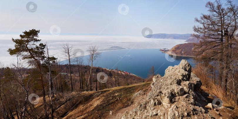 Скачать Популярный вид на исток реки Ангары на озере Байкал фотосток Ozero