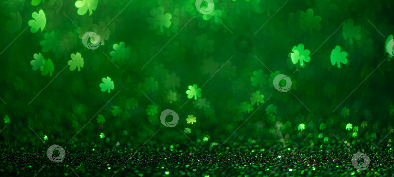 Скачать Абстрактный зеленый фон с бликами клевера. Весенний, летний фон, день святого Патрика фотосток Ozero