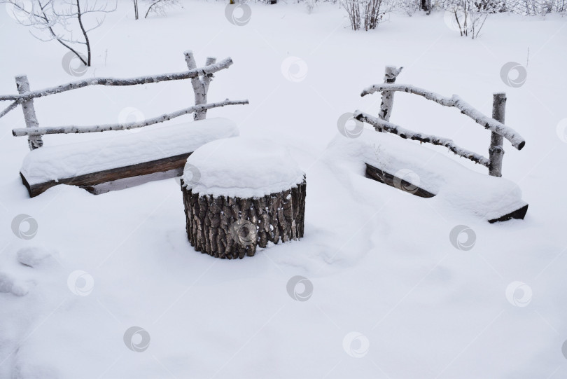 Скачать Лавочки, засыпанные снегом. фотосток Ozero