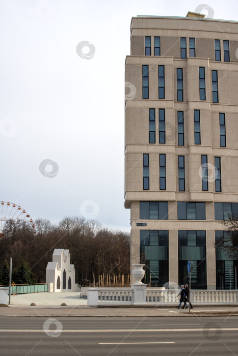 Скачать Беларусь, Минск - 24 марта 2023 года: Высокий современный дом на закате фотосток Ozero