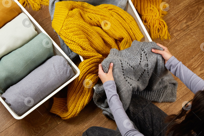 Скачать Руки женщины в вязаном шерстяном свитере. фотосток Ozero
