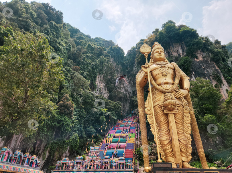 Скачать Золотая статуя индуистского бога Муругана на входе в пещеры Бату, Куала-Лумпур, Малайзия фотосток Ozero