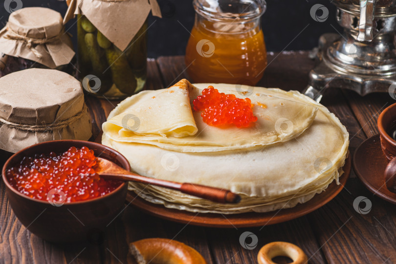 Скачать Чаепитие с блинами, чаем из самовара и солеными огурцами фотосток Ozero