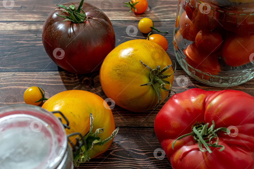 Скачать Свежие помидоры на деревянном кухонном столе в деревенском доме. фотосток Ozero