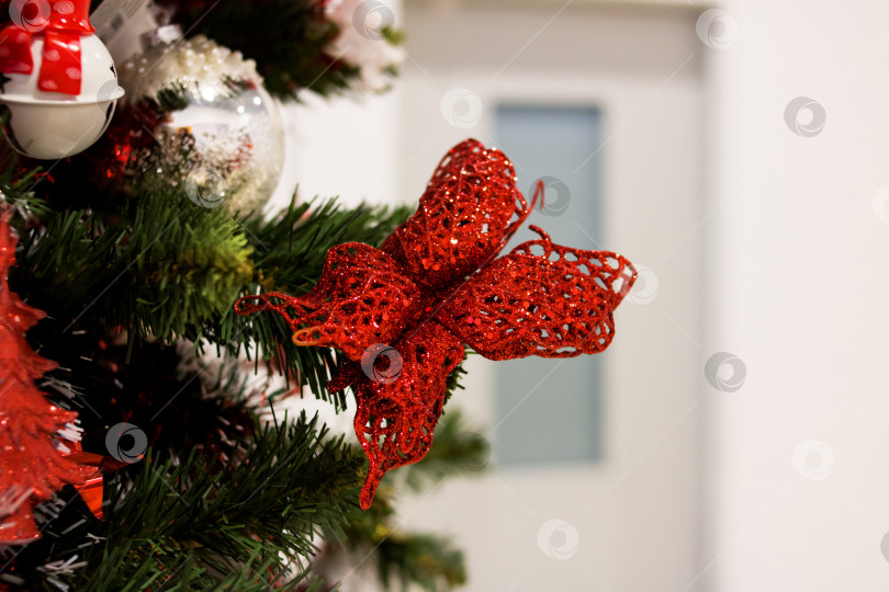 Скачать Красные и белые игрушки на рождественской елке фотосток Ozero