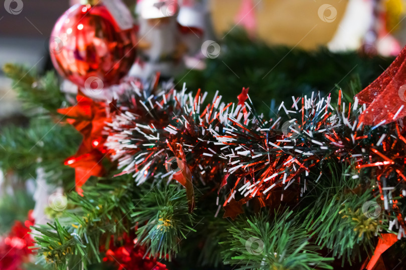 Скачать Красные и белые игрушки на рождественской елке фотосток Ozero