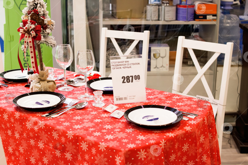 Скачать БЕЛАРУСЬ, НОВОПОЛОЦК - 05 ДЕКАБРЯ 2020 года: стол и тарелки в магазине на витрине фотосток Ozero